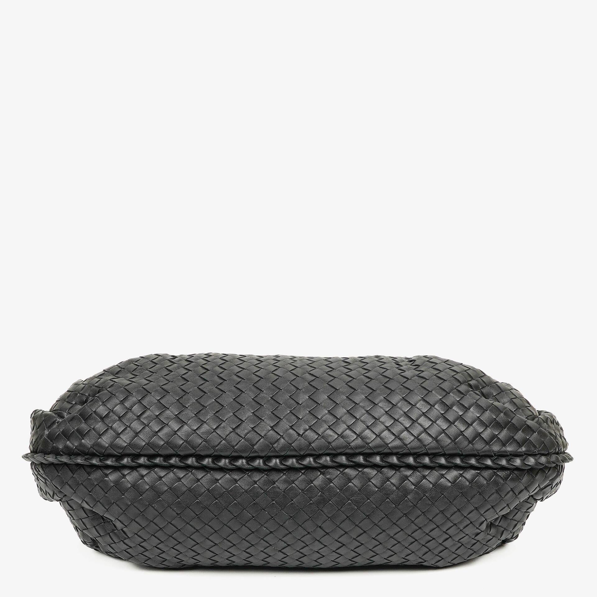 Bottega Veneta Große Belly Veneta Hobo-Tasche aus schwarzem Intrecciato-Nappaleder