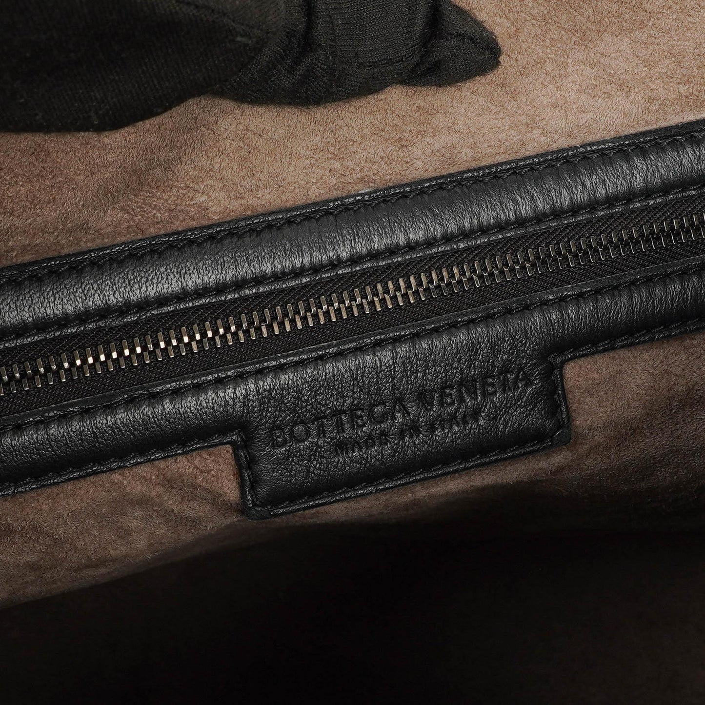 Bottega Veneta Große Belly Veneta Hobo-Tasche aus schwarzem Intrecciato-Nappaleder