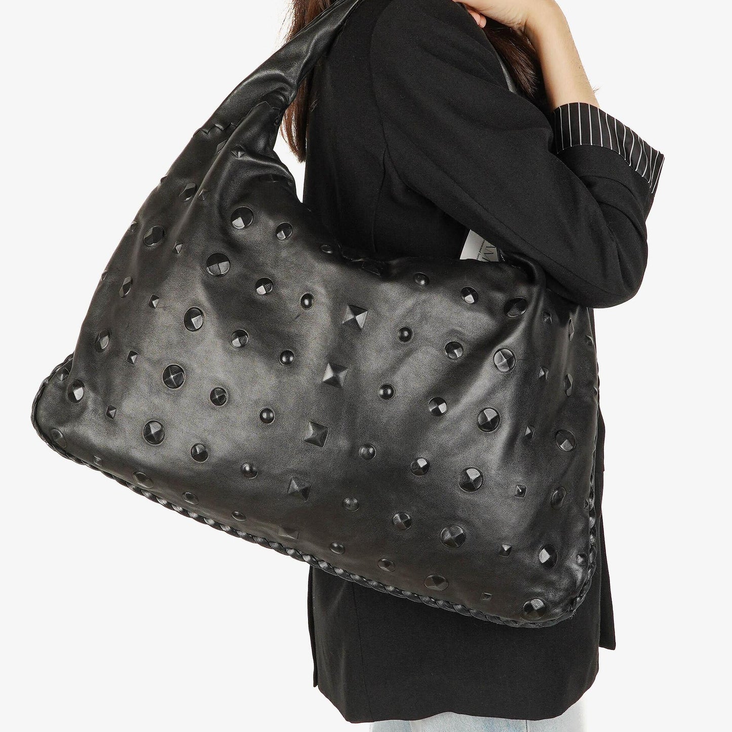 Bottega Veneta Maxi Hobo-Tasche aus schwarzem Nappa mit Nieten