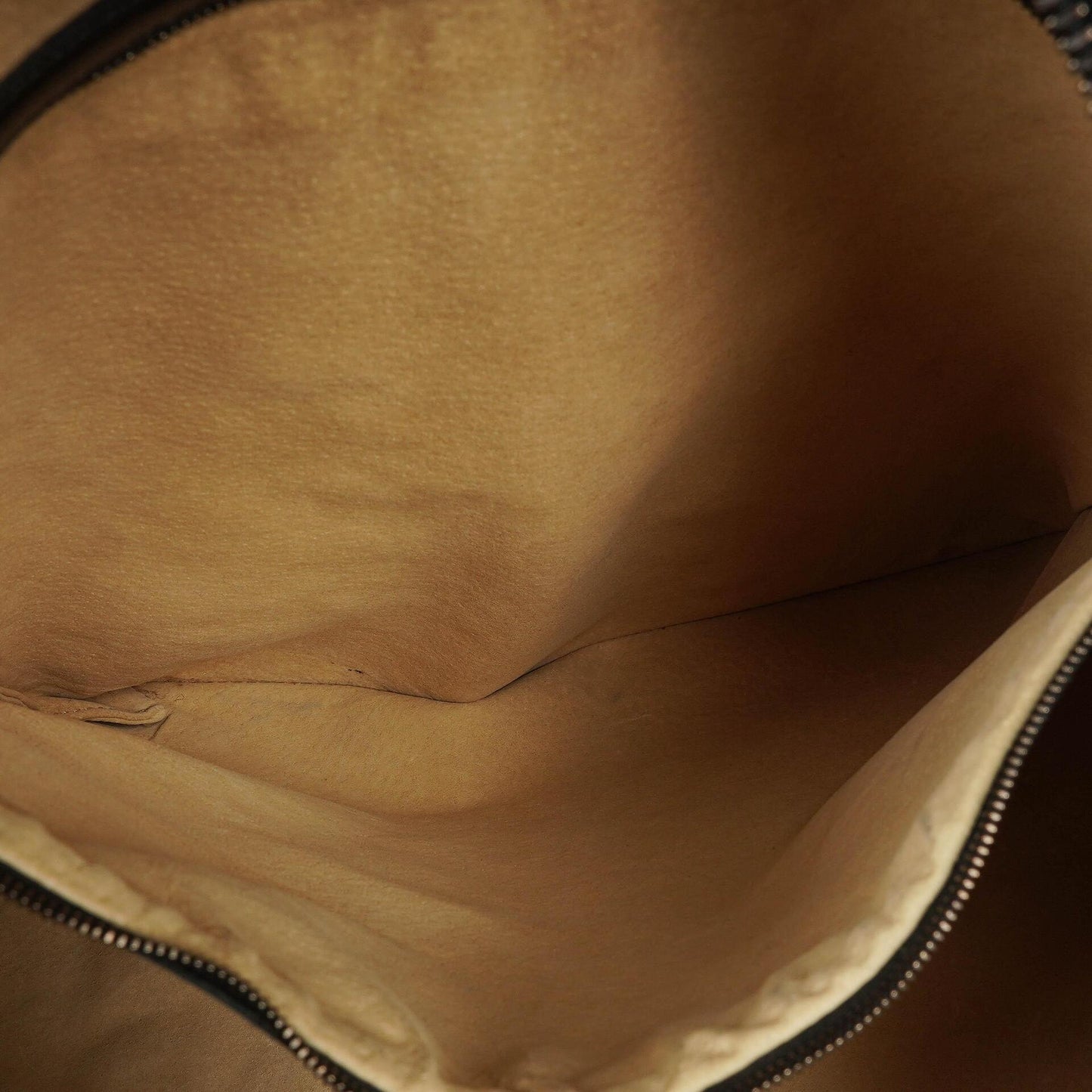 Bottega Veneta Maxi Hobo-Tasche aus schwarzem Nappa mit Nieten