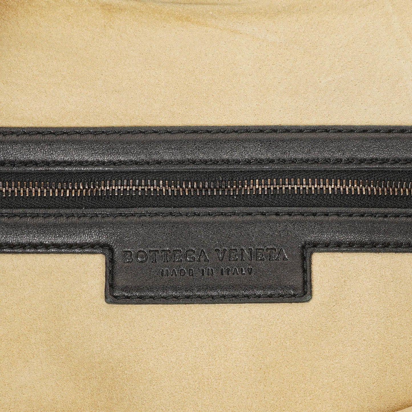 Bottega Veneta Maxi Hobo-Tasche aus schwarzem Nappa mit Nieten