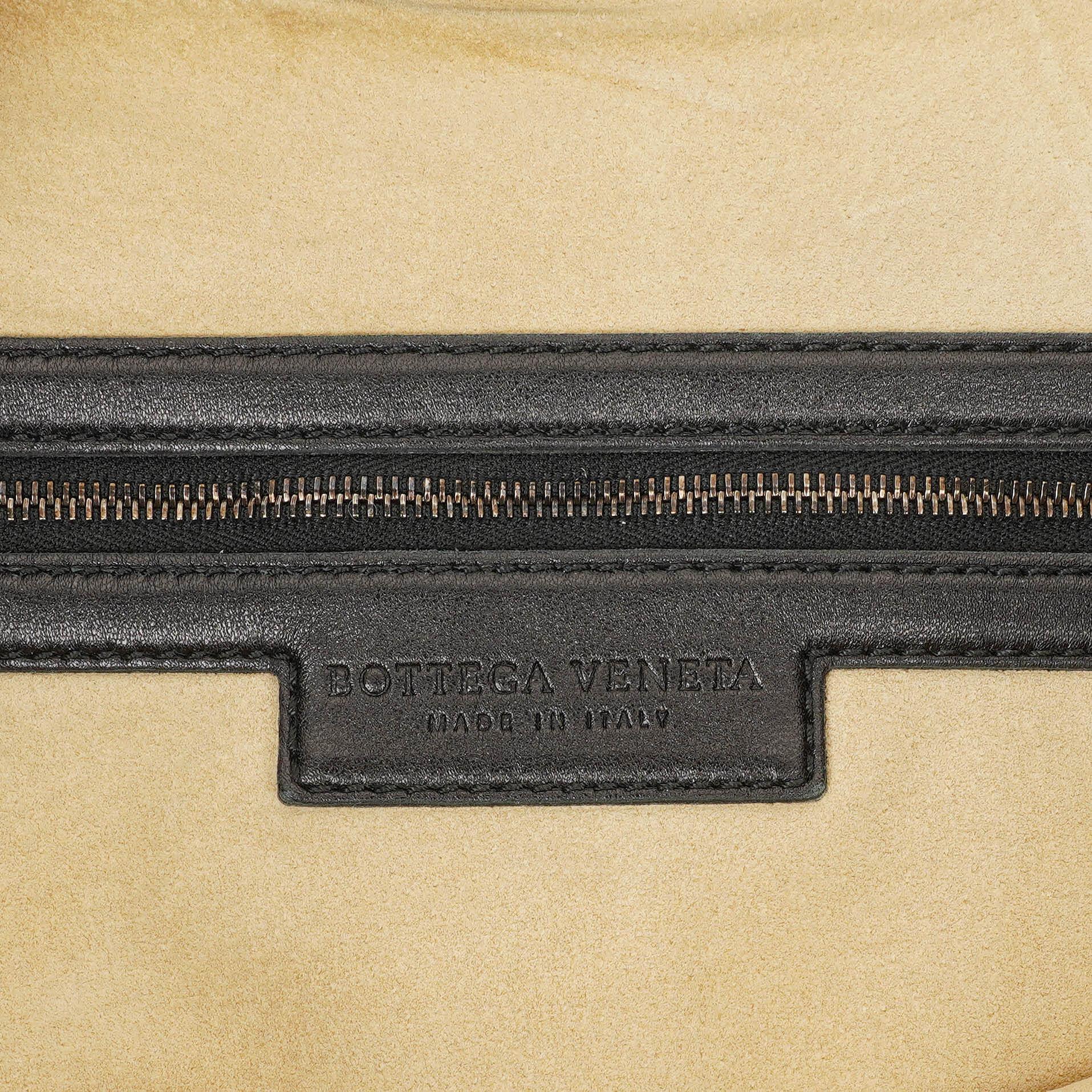 Bottega Veneta Maxi Hobo-Tasche aus schwarzem Nappa mit Nieten