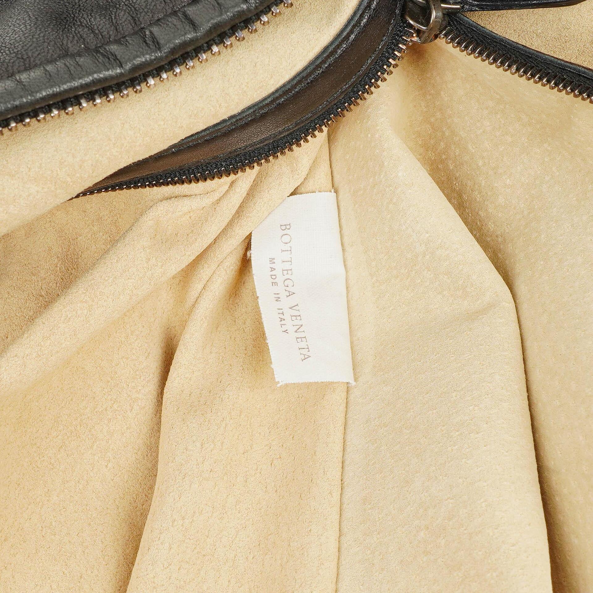 Bottega Veneta Maxi Hobo-Tasche aus schwarzem Nappa mit Nieten