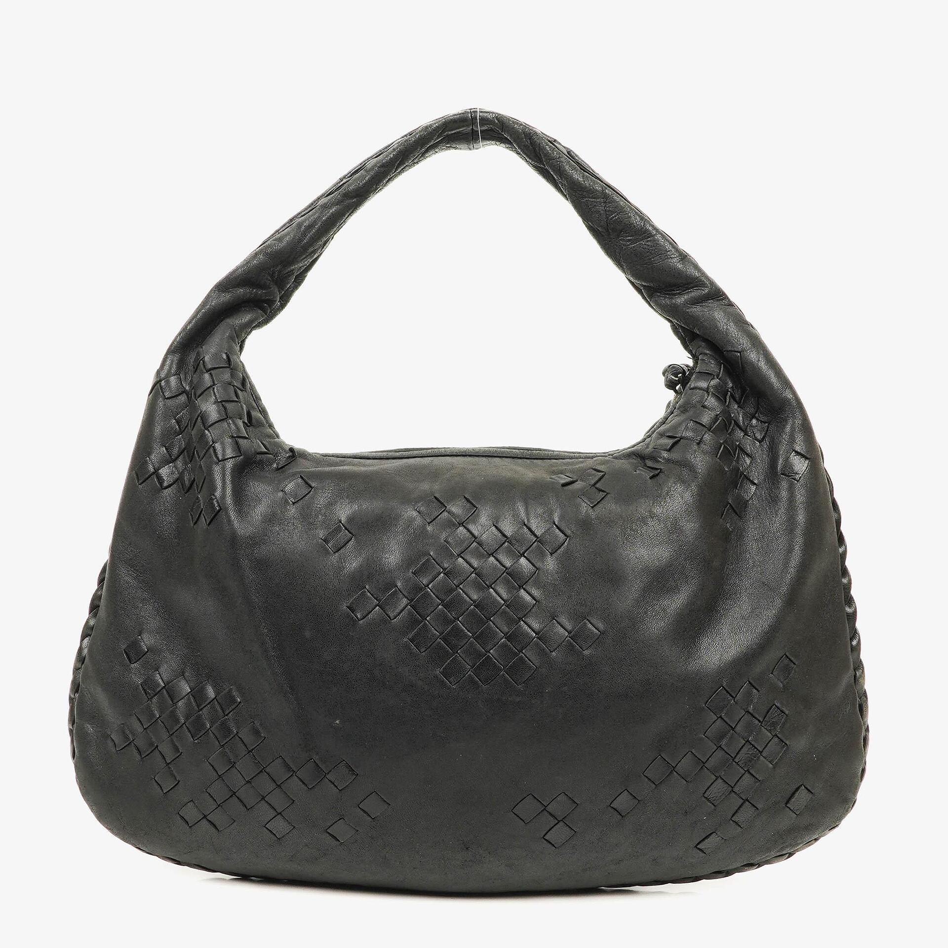 Bottega Veneta mittelgroße Hobo-Tasche aus schwarzem Nappaleder mit Nieten