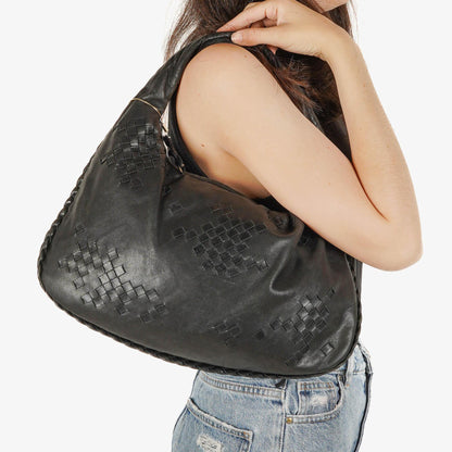 Bottega Veneta mittelgroße Hobo-Tasche aus schwarzem Nappaleder mit Nieten