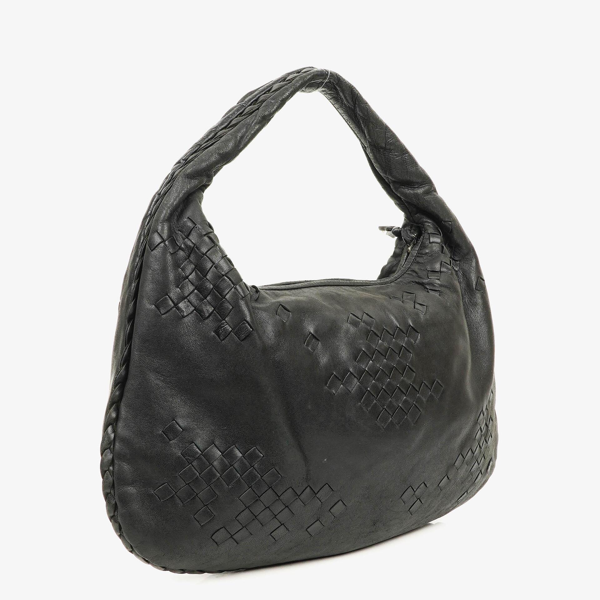 Bottega Veneta mittelgroße Hobo-Tasche aus schwarzem Nappaleder mit Nieten