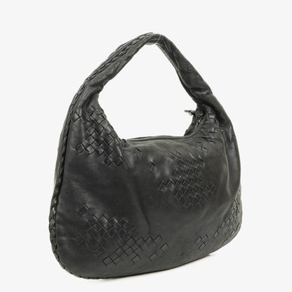 Bottega Veneta mittelgroße Hobo-Tasche aus schwarzem Nappaleder mit Nieten