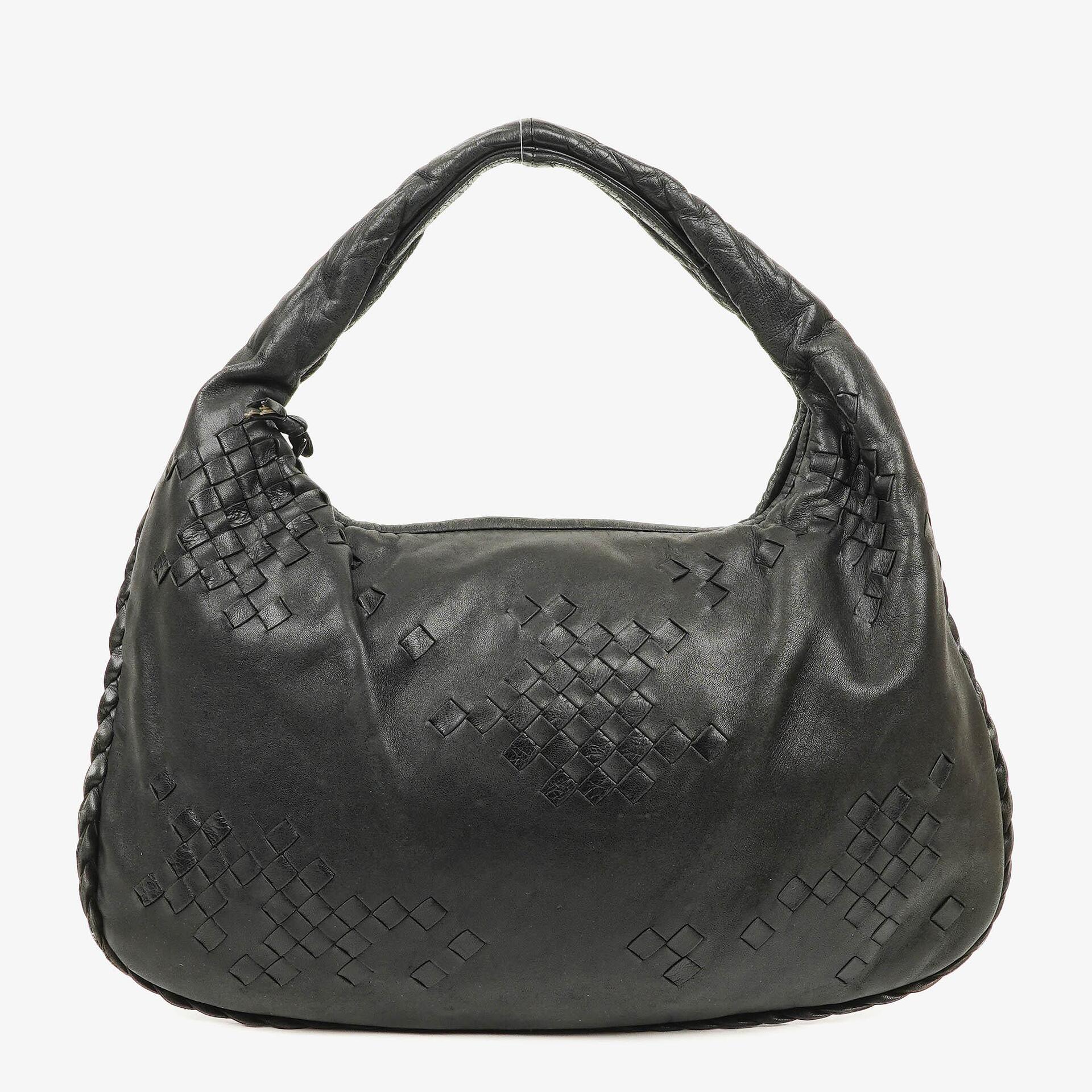 Bottega Veneta mittelgroße Hobo-Tasche aus schwarzem Nappaleder mit Nieten