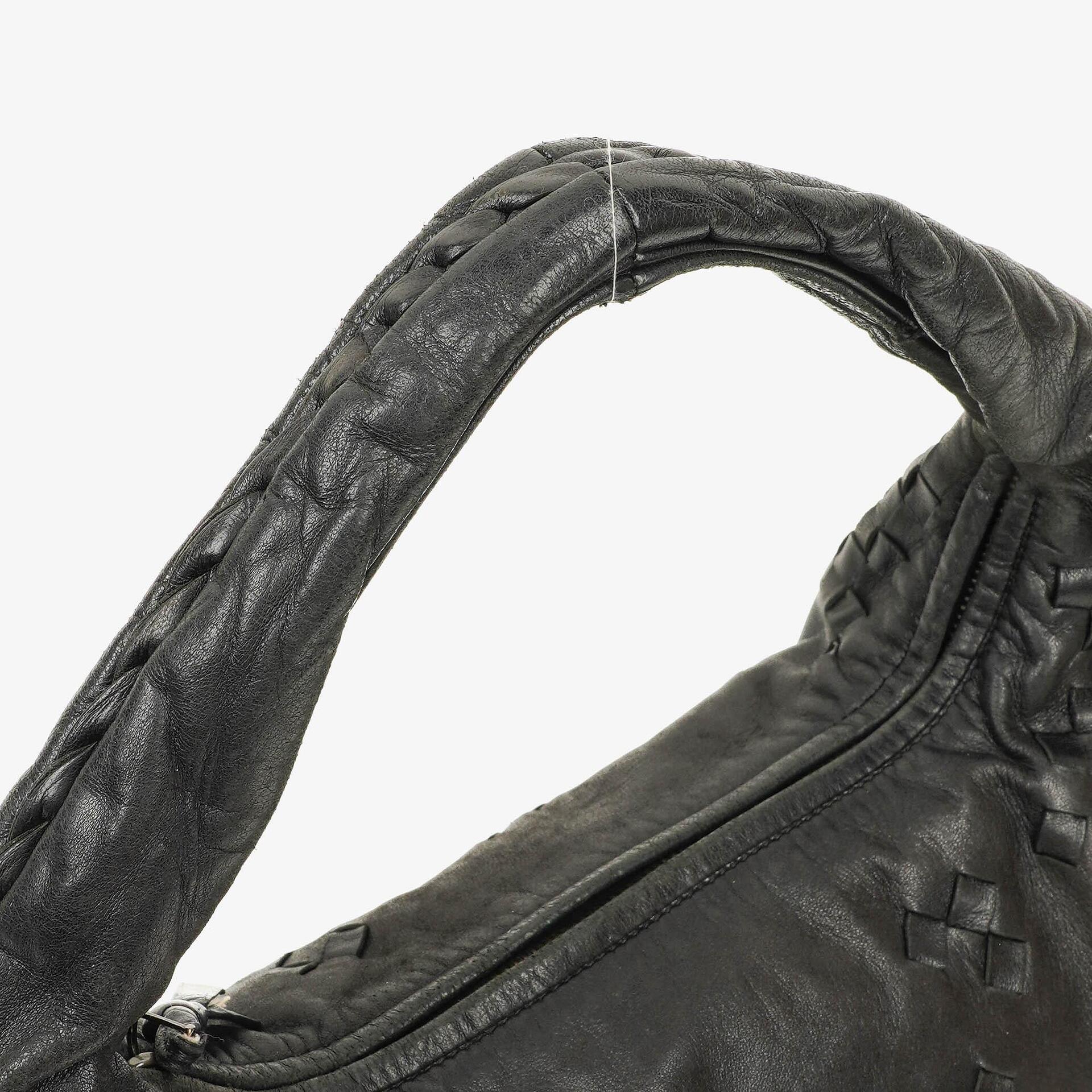 Bottega Veneta mittelgroße Hobo-Tasche aus schwarzem Nappaleder mit Nieten