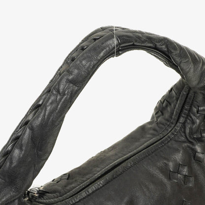 Bottega Veneta mittelgroße Hobo-Tasche aus schwarzem Nappaleder mit Nieten