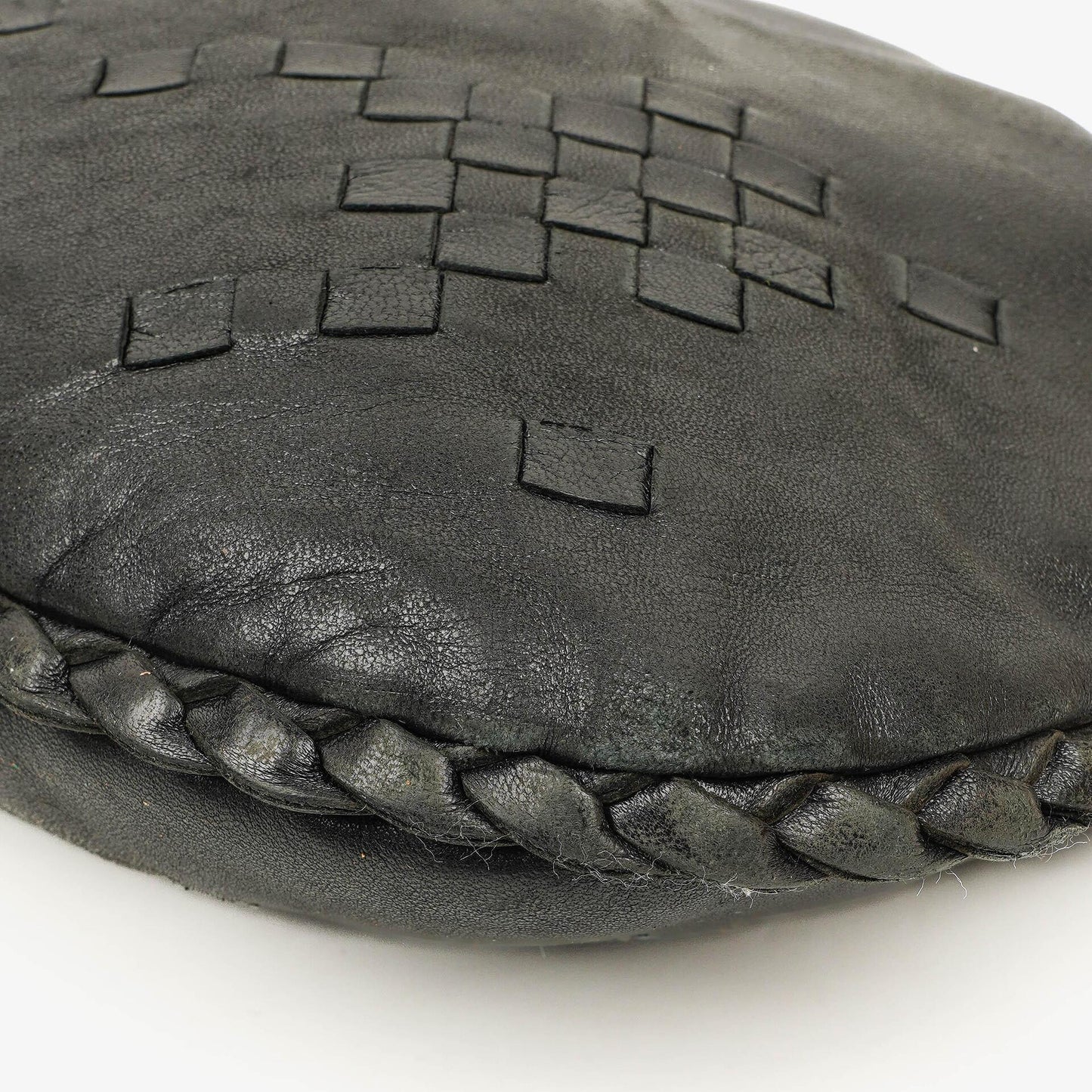 Bottega Veneta mittelgroße Hobo-Tasche aus schwarzem Nappaleder mit Nieten