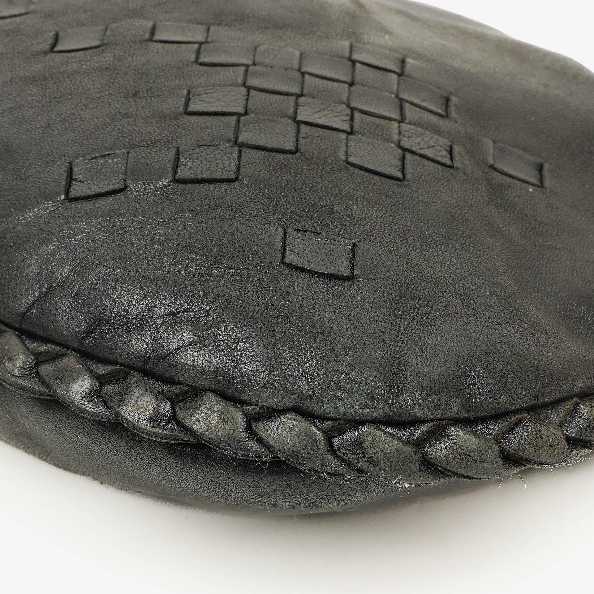Bottega Veneta mittelgroße Hobo-Tasche aus schwarzem Nappaleder mit Nieten