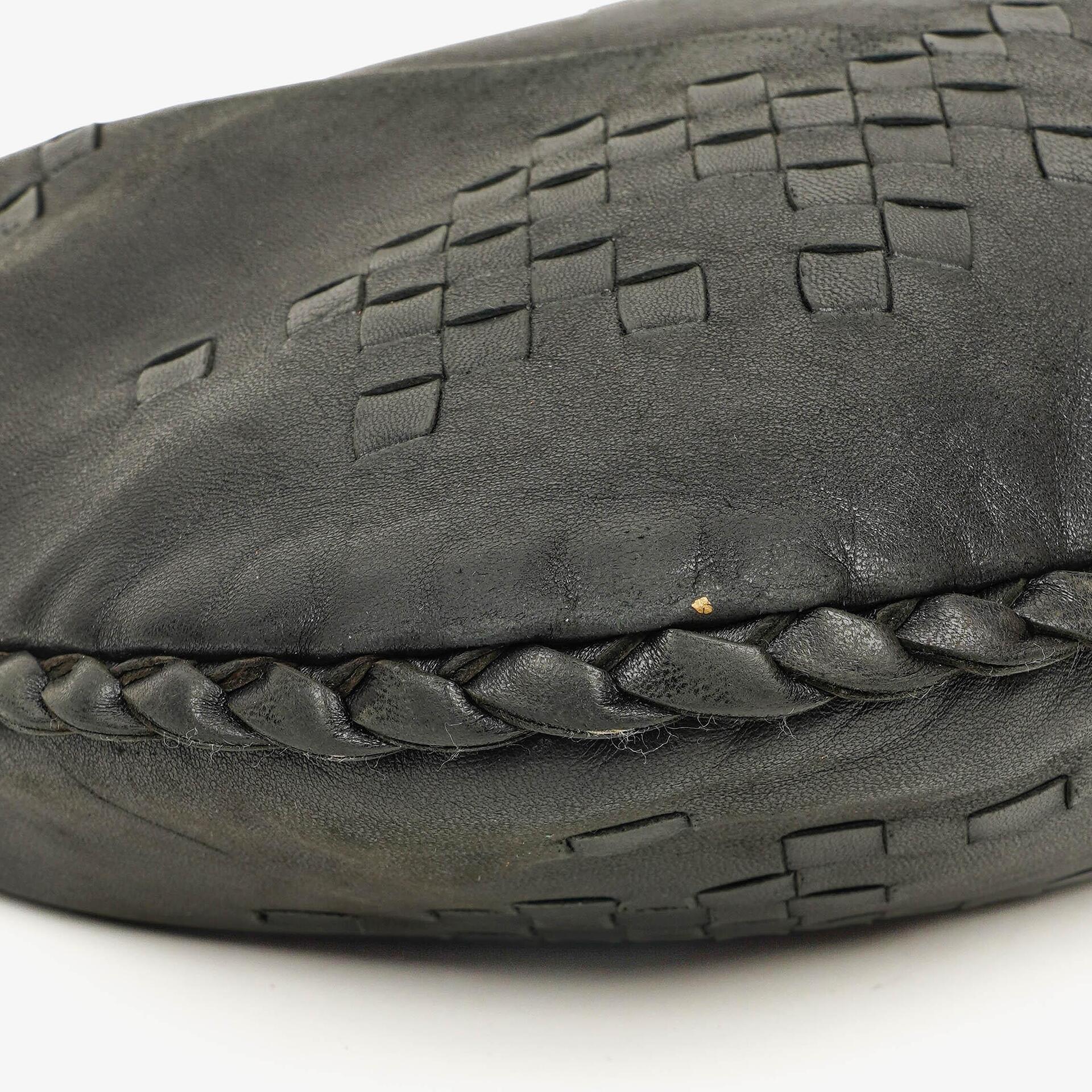 Bottega Veneta mittelgroße Hobo-Tasche aus schwarzem Nappaleder mit Nieten