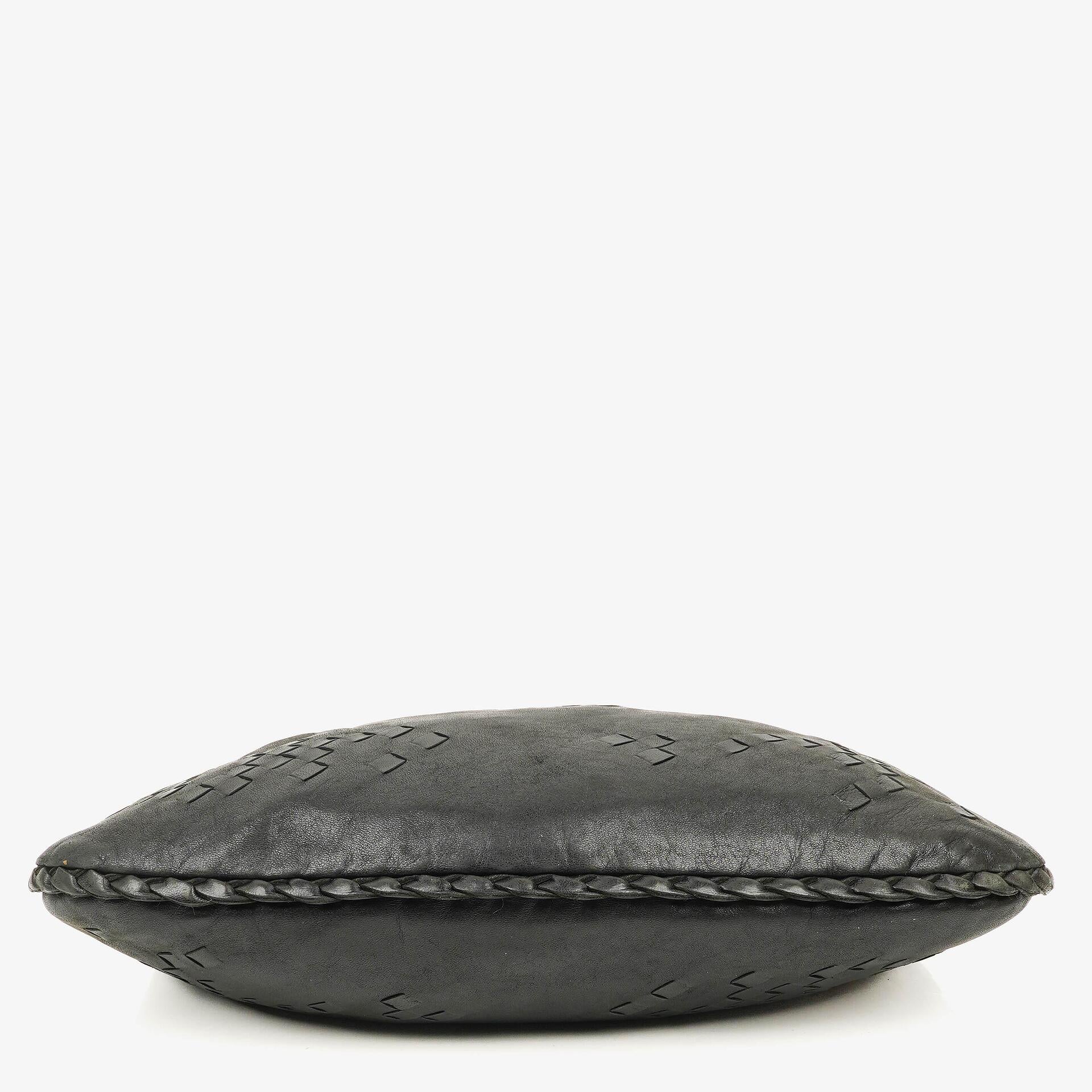 Bottega Veneta mittelgroße Hobo-Tasche aus schwarzem Nappaleder mit Nieten