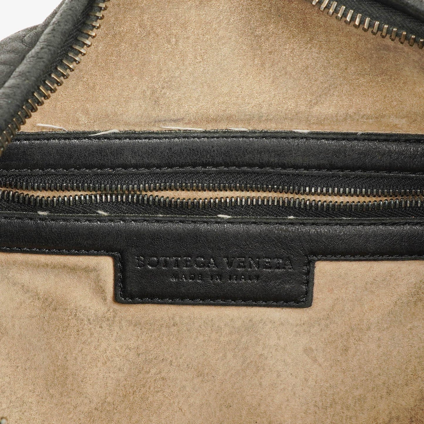 Bottega Veneta mittelgroße Hobo-Tasche aus schwarzem Nappaleder mit Nieten