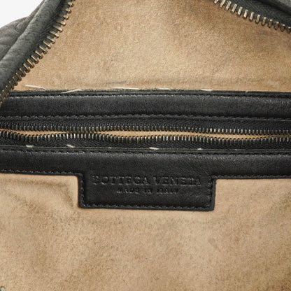 Bottega Veneta mittelgroße Hobo-Tasche aus schwarzem Nappaleder mit Nieten