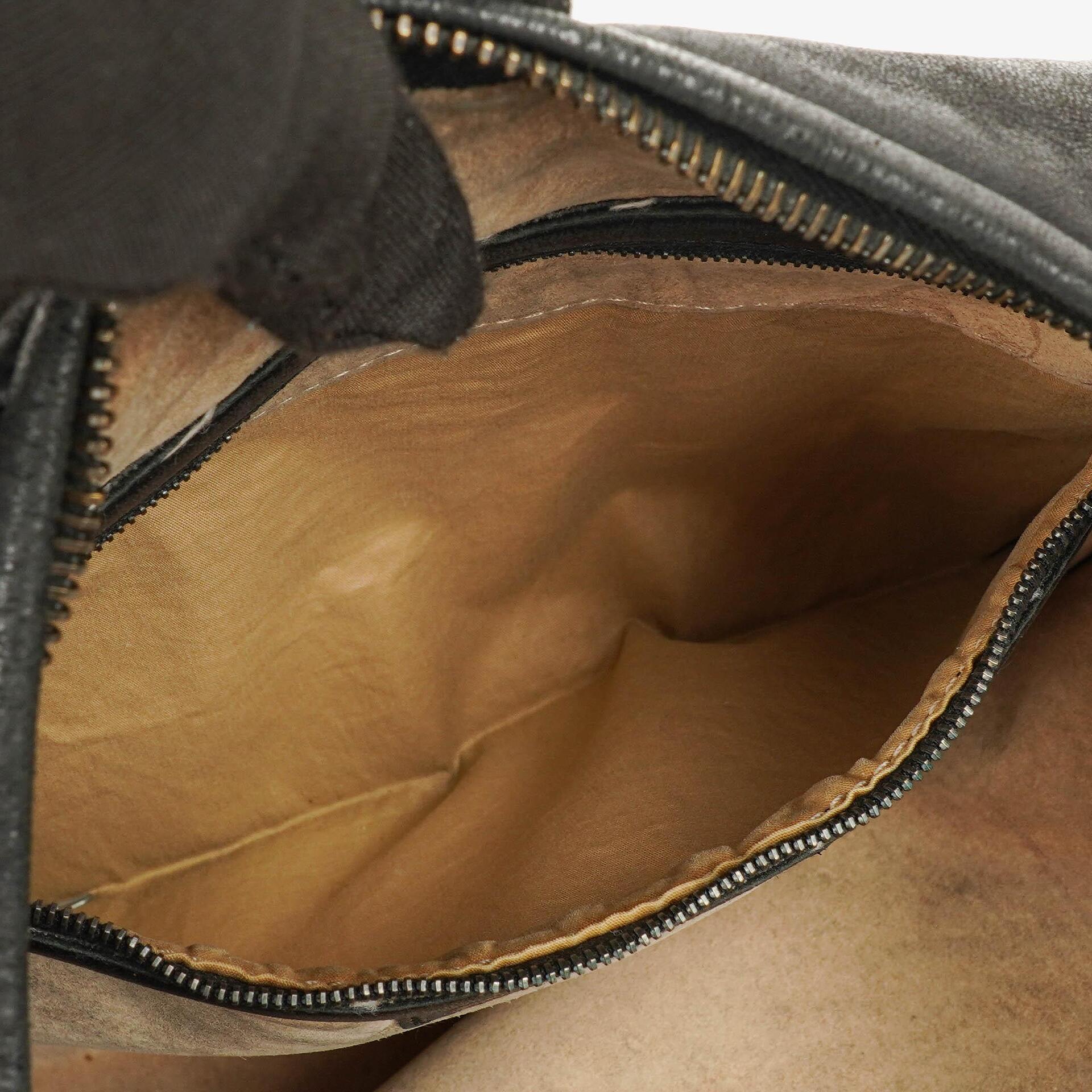 Bottega Veneta mittelgroße Hobo-Tasche aus schwarzem Nappaleder mit Nieten
