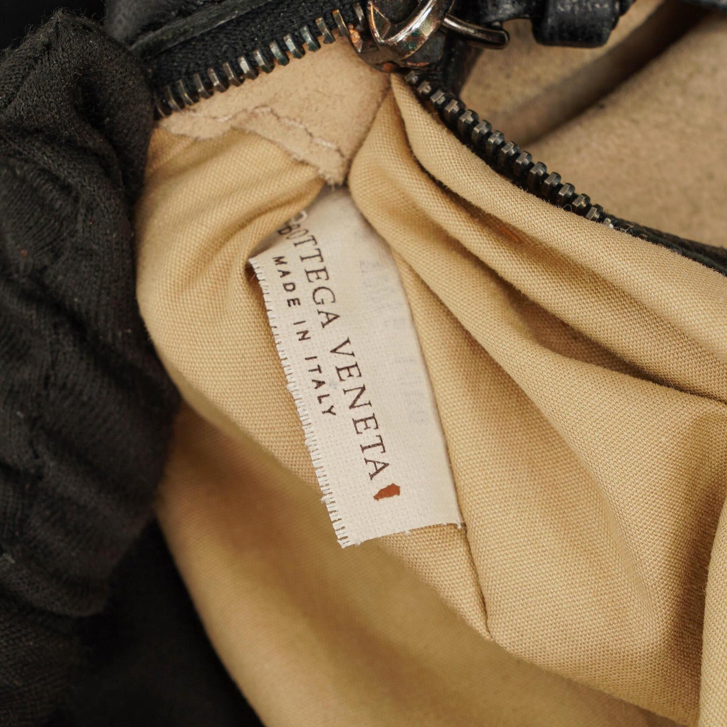Bottega Veneta mittelgroße Hobo-Tasche aus schwarzem Nappaleder mit Nieten