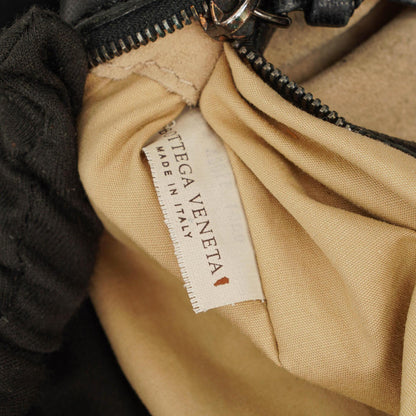 Bottega Veneta mittelgroße Hobo-Tasche aus schwarzem Nappaleder mit Nieten