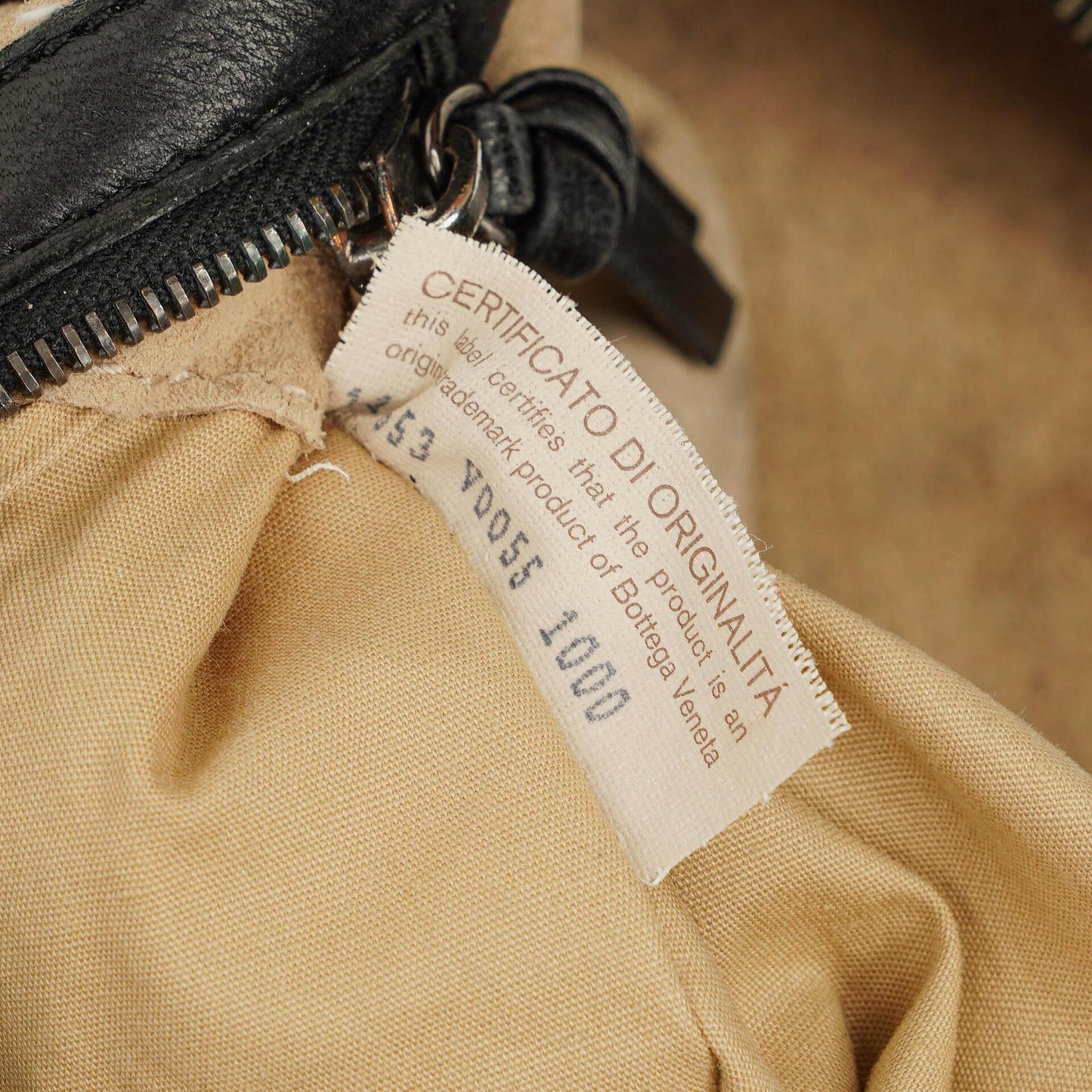 Bottega Veneta mittelgroße Hobo-Tasche aus schwarzem Nappaleder mit Nieten