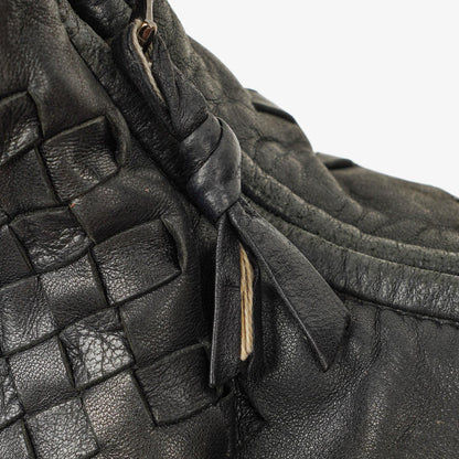 Bottega Veneta mittelgroße Hobo-Tasche aus schwarzem Nappaleder mit Nieten