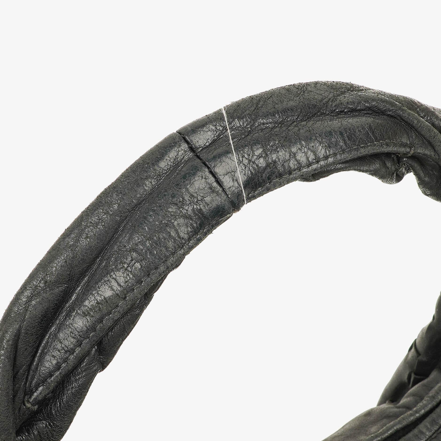 Bottega Veneta mittelgroße Hobo-Tasche aus schwarzem Nappaleder mit Nieten