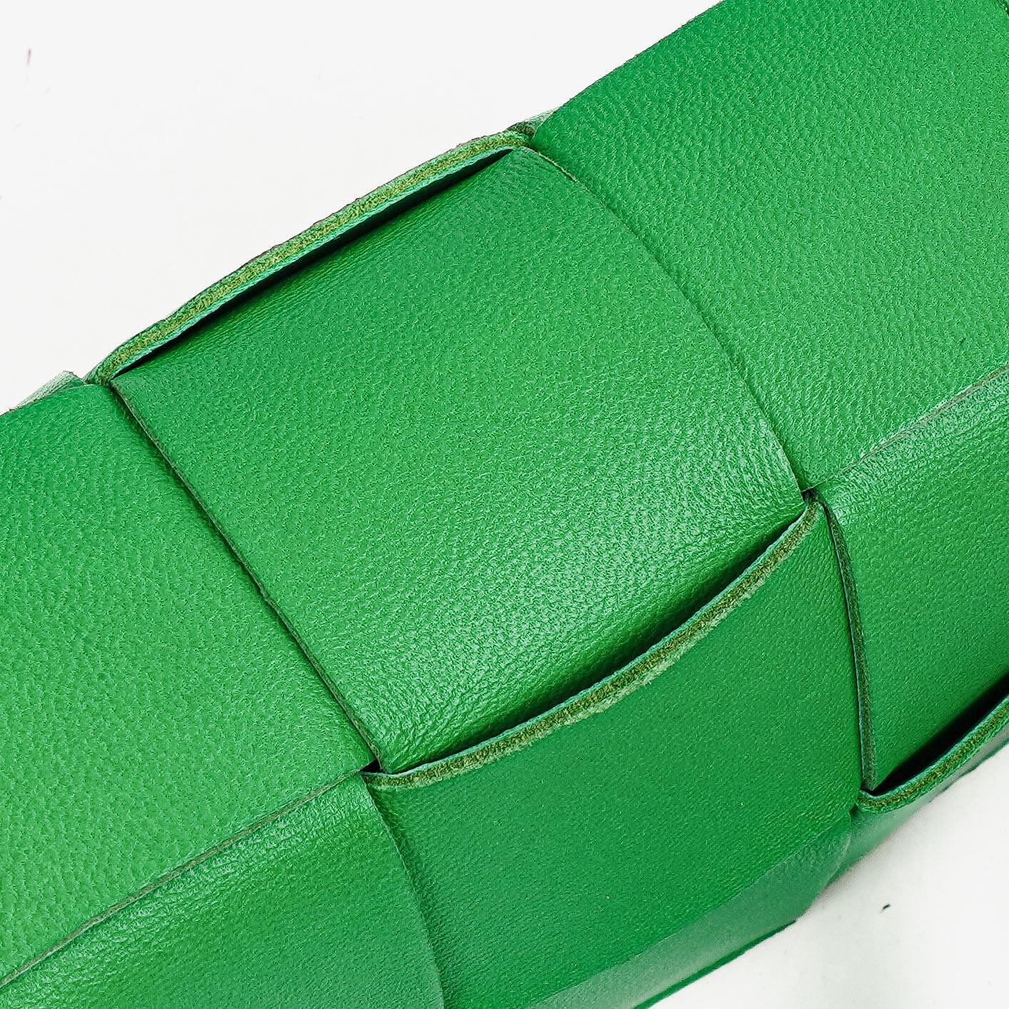 Bottega Veneta Mini Cassette Papagei Maxi Intrecciato Leder Umhängetasche
