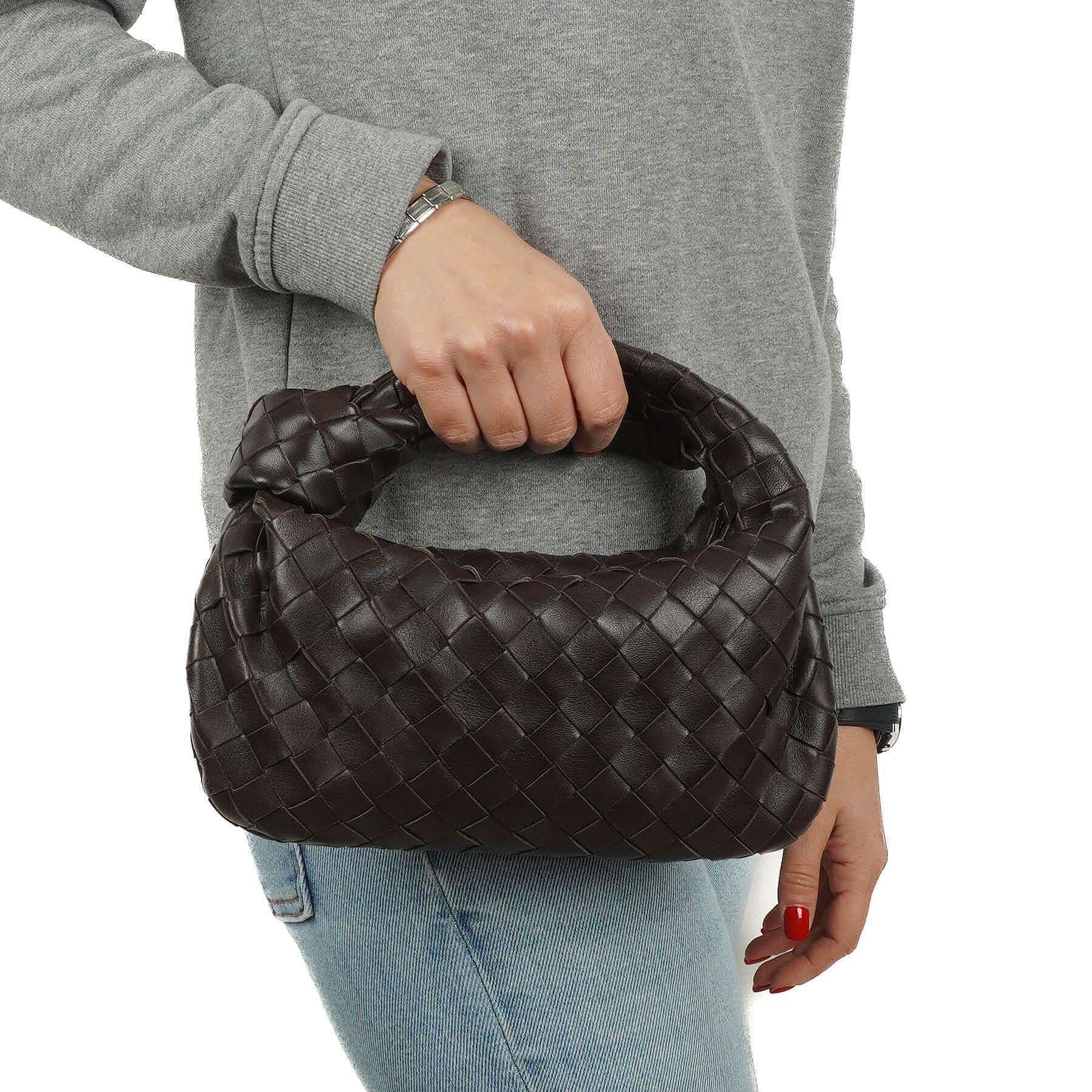 Bottega Veneta Mini Jodie Handtasche mit Henkel in Braun