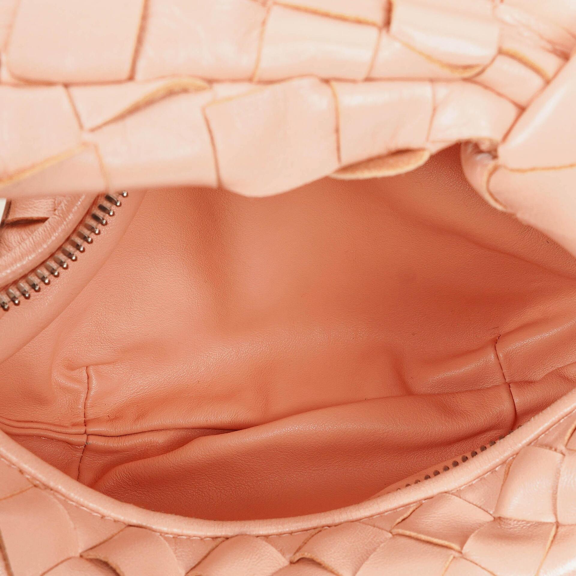 Bottega Veneta Mini Jodie Tasche aus pfirsichfarbenem Nappa Intrecciato