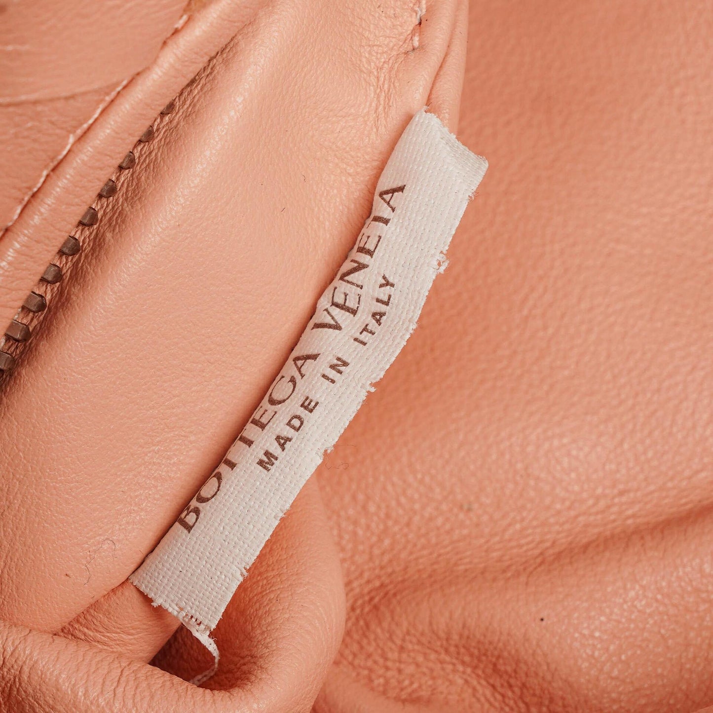 Bottega Veneta Mini Jodie Tasche aus pfirsichfarbenem Nappa Intrecciato