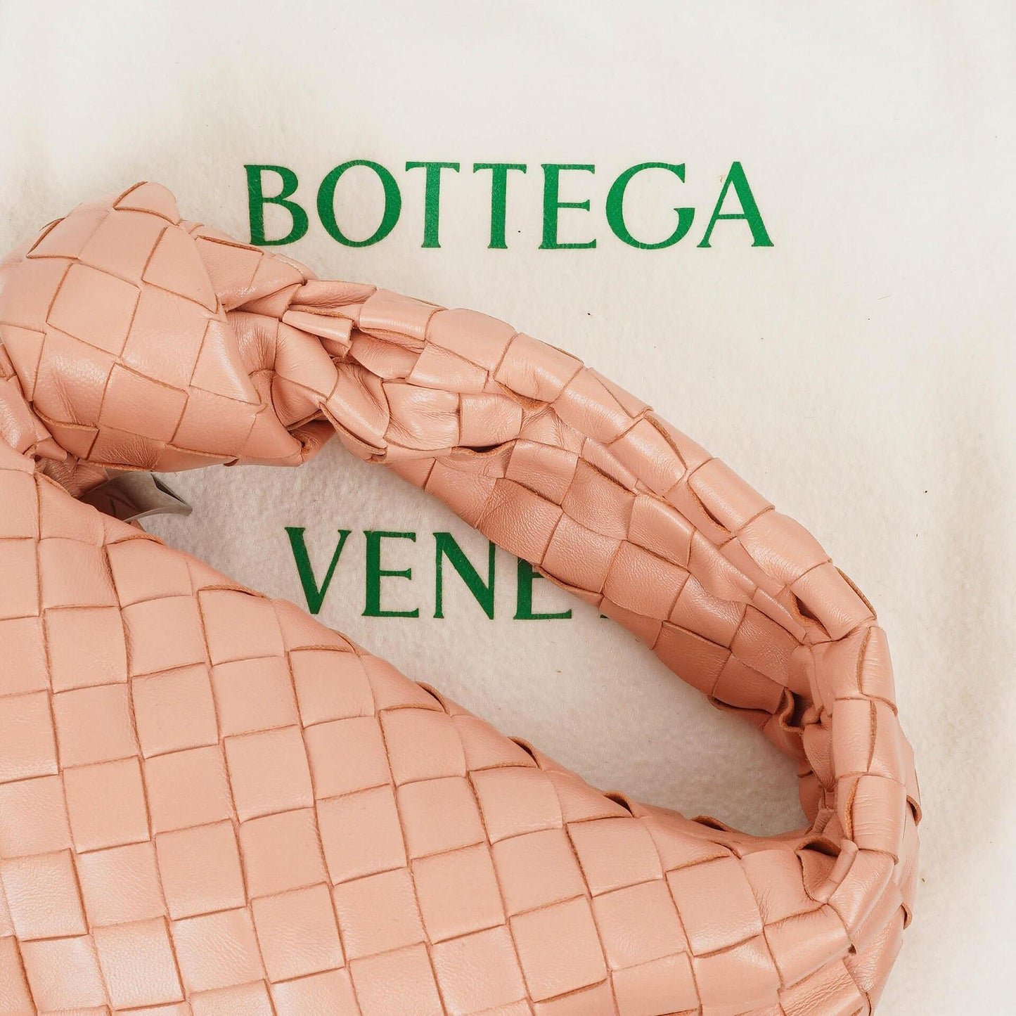 Bottega Veneta Mini Jodie Tasche aus pfirsichfarbenem Nappa Intrecciato