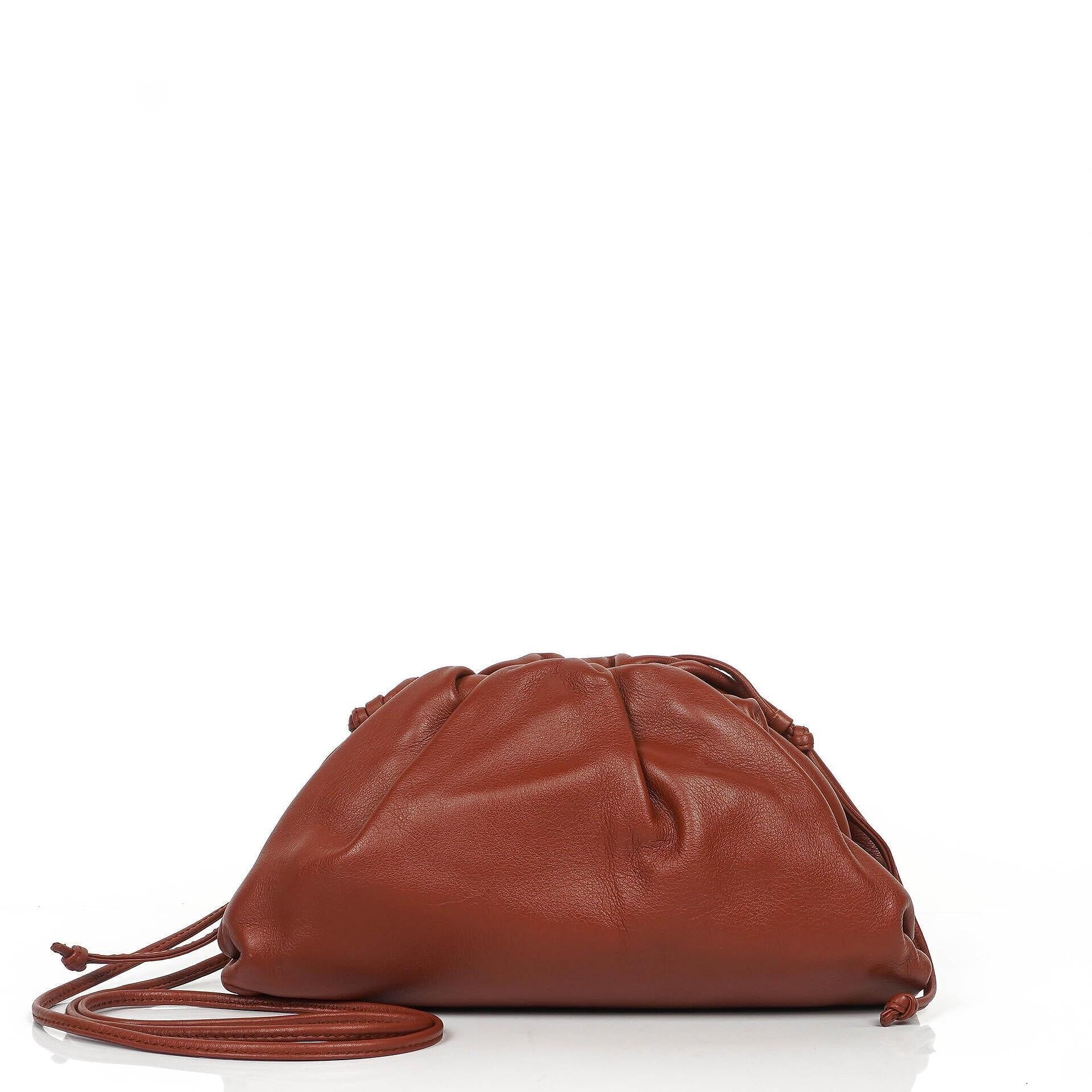 Bottega Veneta Mini Pouch mit Riemen aus braunem Kalbsleder
