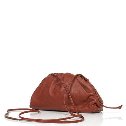 Bottega Veneta Mini Pouch mit Riemen aus braunem Kalbsleder