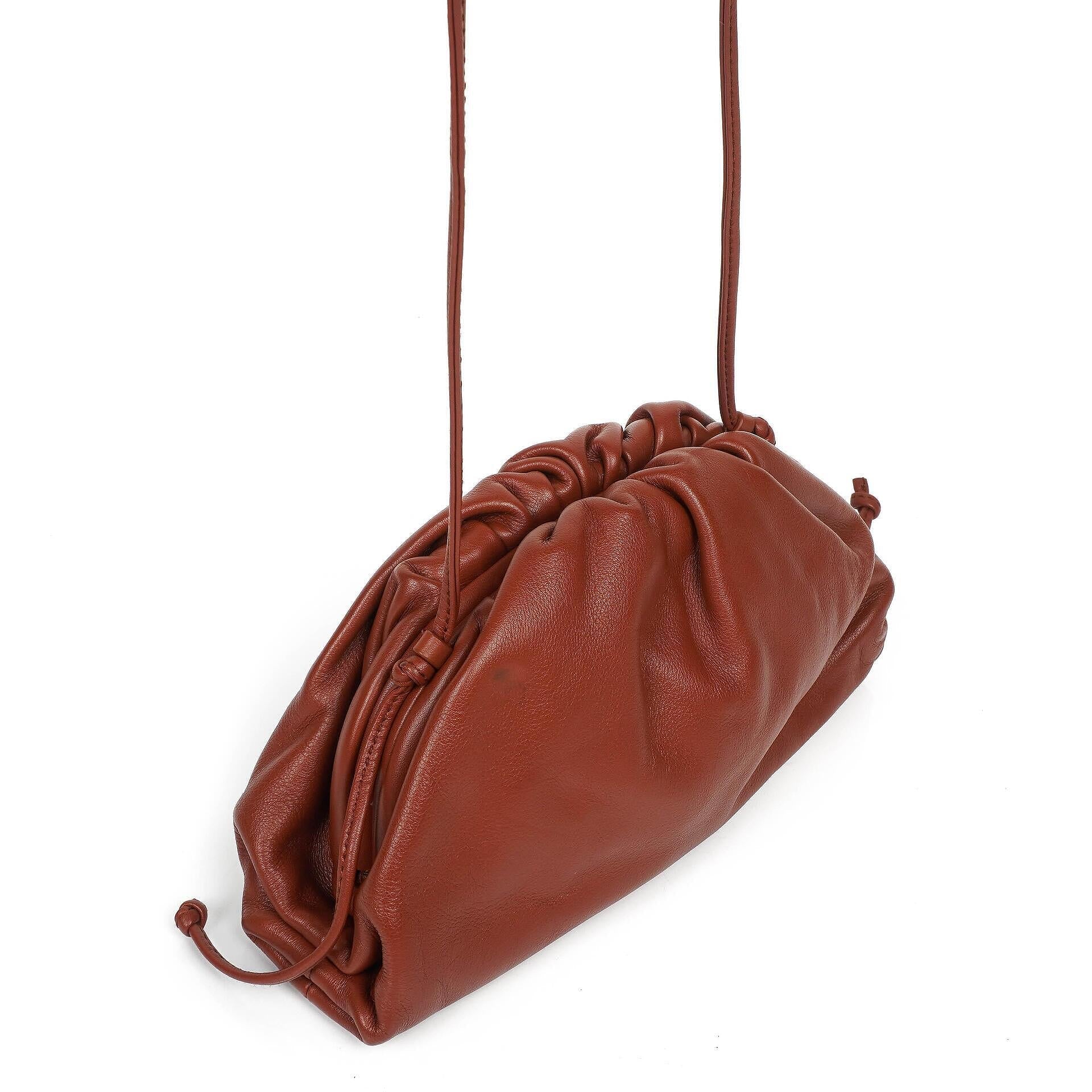 Bottega Veneta Mini Pouch mit Riemen aus braunem Kalbsleder