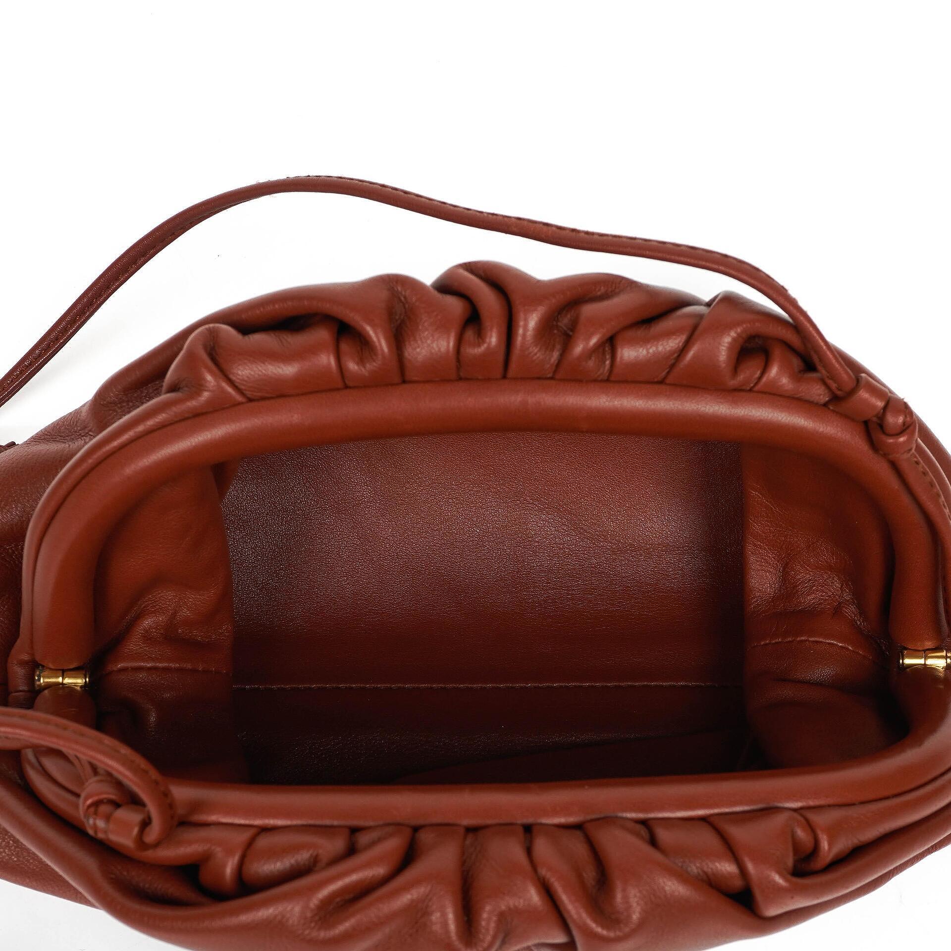 Bottega Veneta Mini Pouch mit Riemen aus braunem Kalbsleder