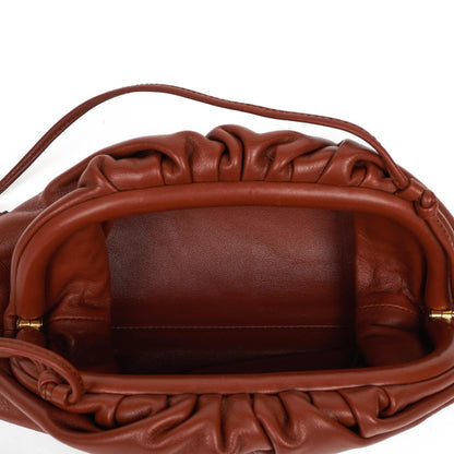 Bottega Veneta Mini Pouch mit Riemen aus braunem Kalbsleder