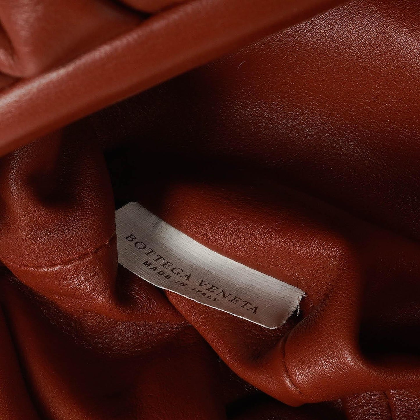 Bottega Veneta Mini Pouch mit Riemen aus braunem Kalbsleder