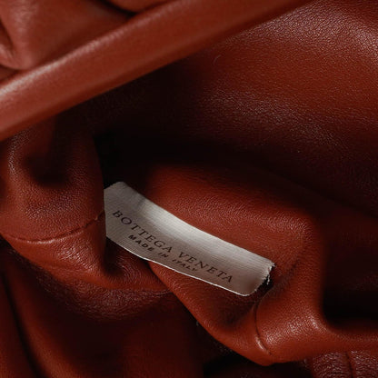 Bottega Veneta Mini Pouch mit Riemen aus braunem Kalbsleder