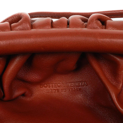 Bottega Veneta Mini Pouch mit Riemen aus braunem Kalbsleder