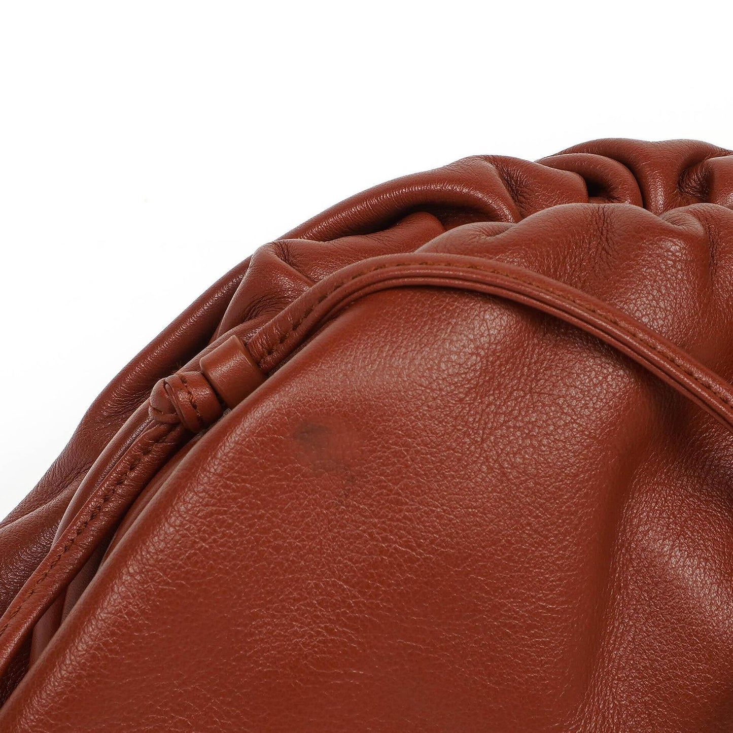 Bottega Veneta Mini Pouch mit Riemen aus braunem Kalbsleder