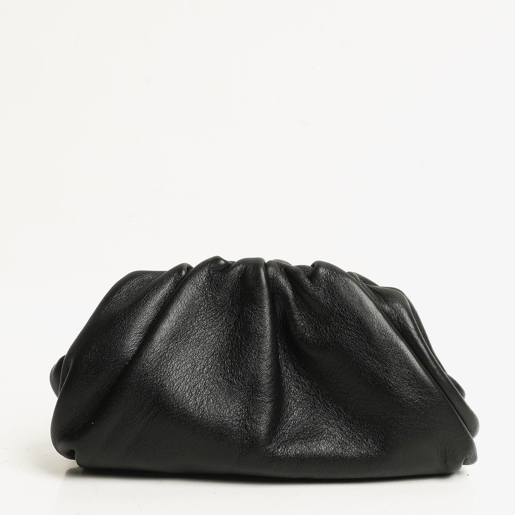 Bottega Veneta Nano Pouch mit Riemen aus schwarzem Kalbsleder