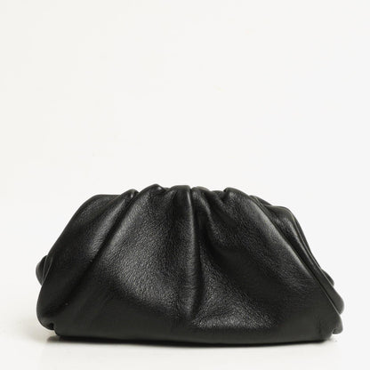Bottega Veneta Nano Pouch mit Riemen aus schwarzem Kalbsleder