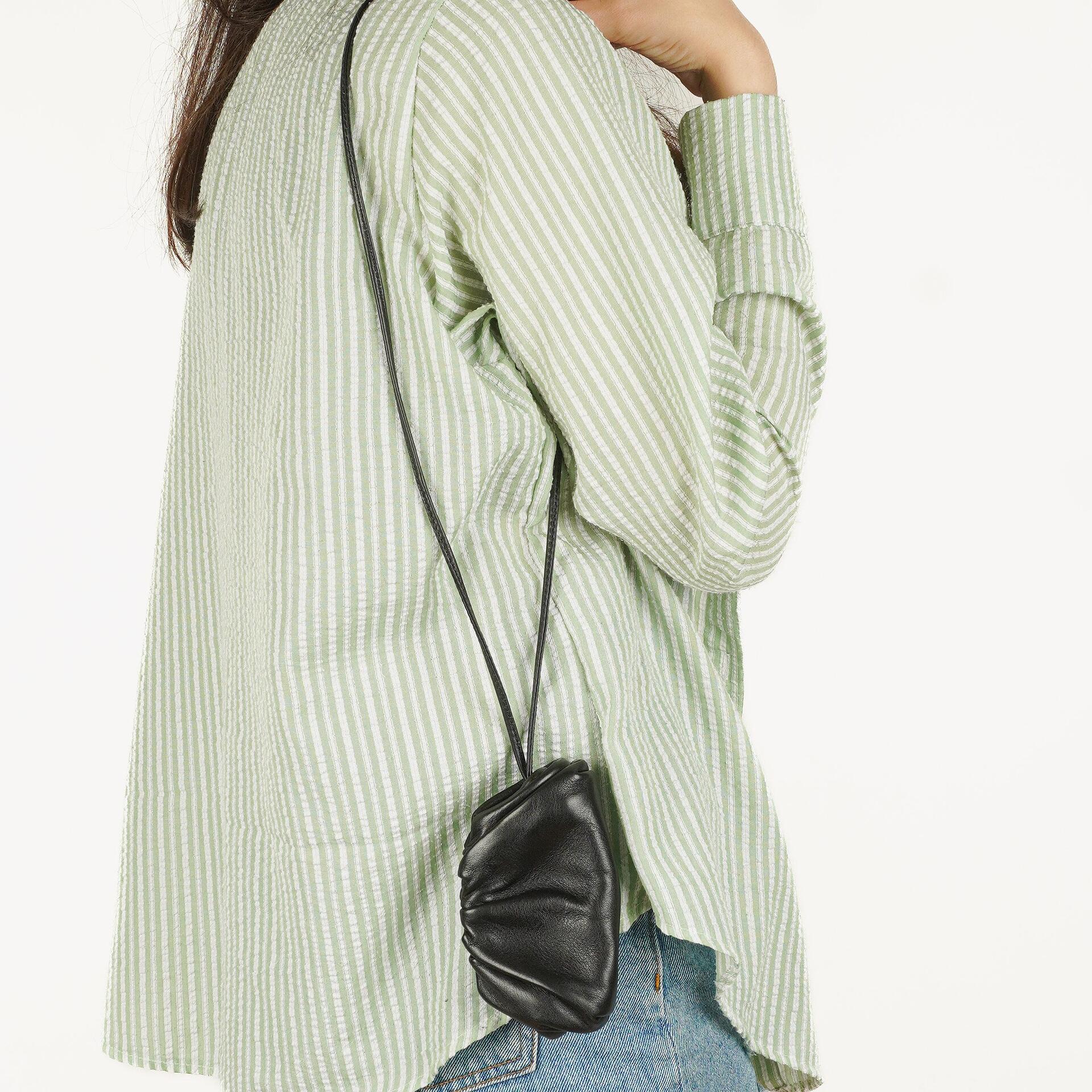 Bottega Veneta Nano Pouch mit Riemen aus schwarzem Kalbsleder