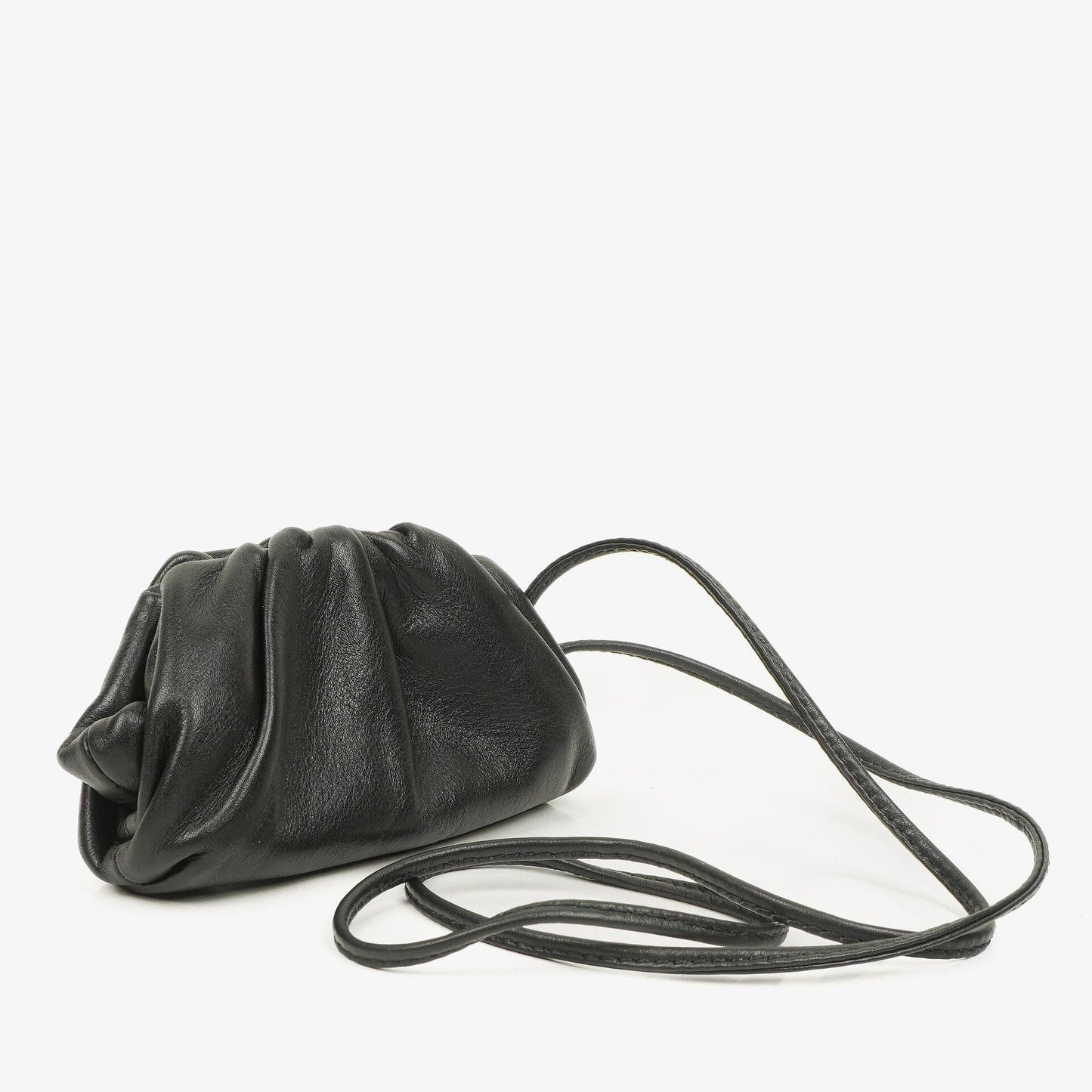 Bottega Veneta Nano Pouch mit Riemen aus schwarzem Kalbsleder