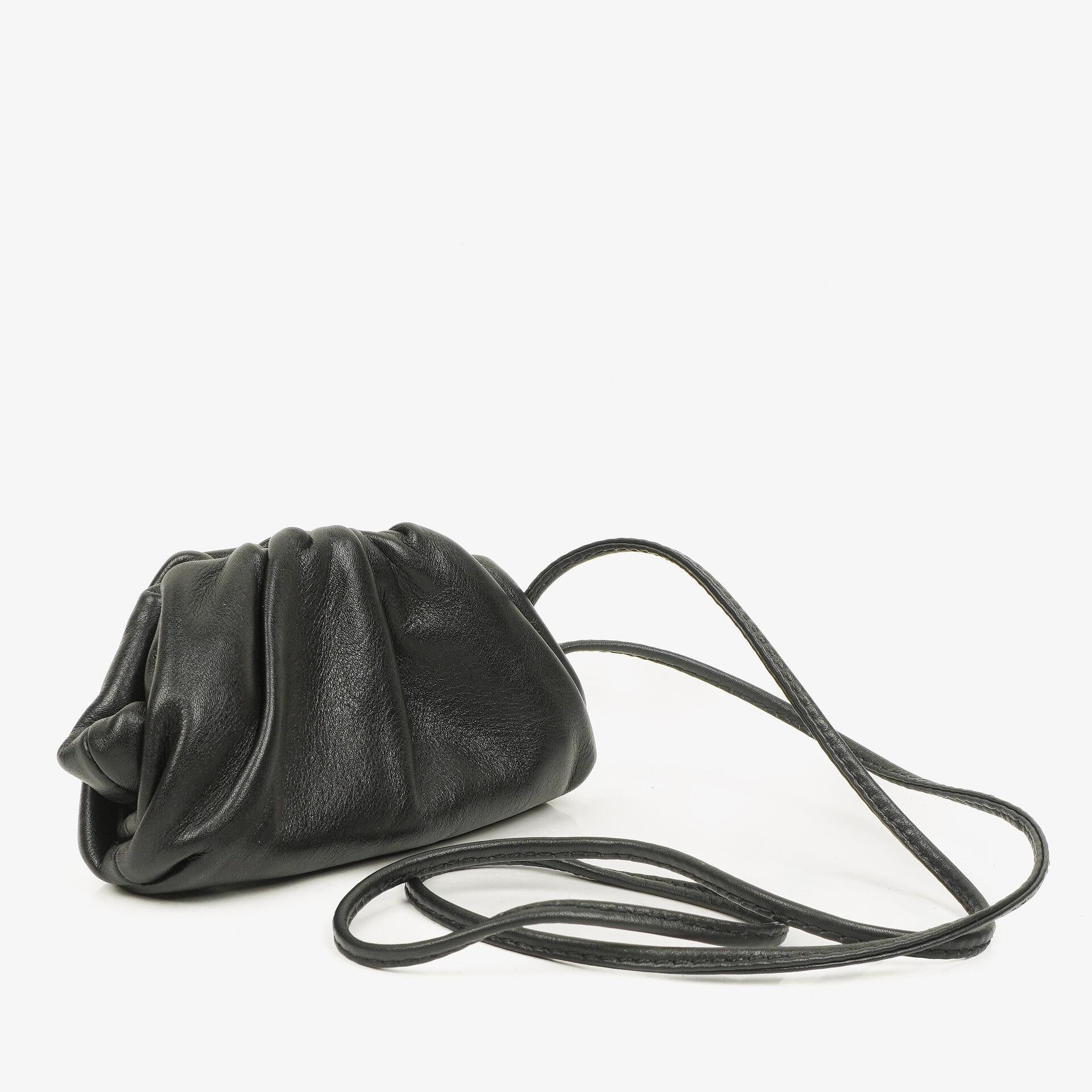 Bottega Veneta Nano Pouch mit Riemen aus schwarzem Kalbsleder