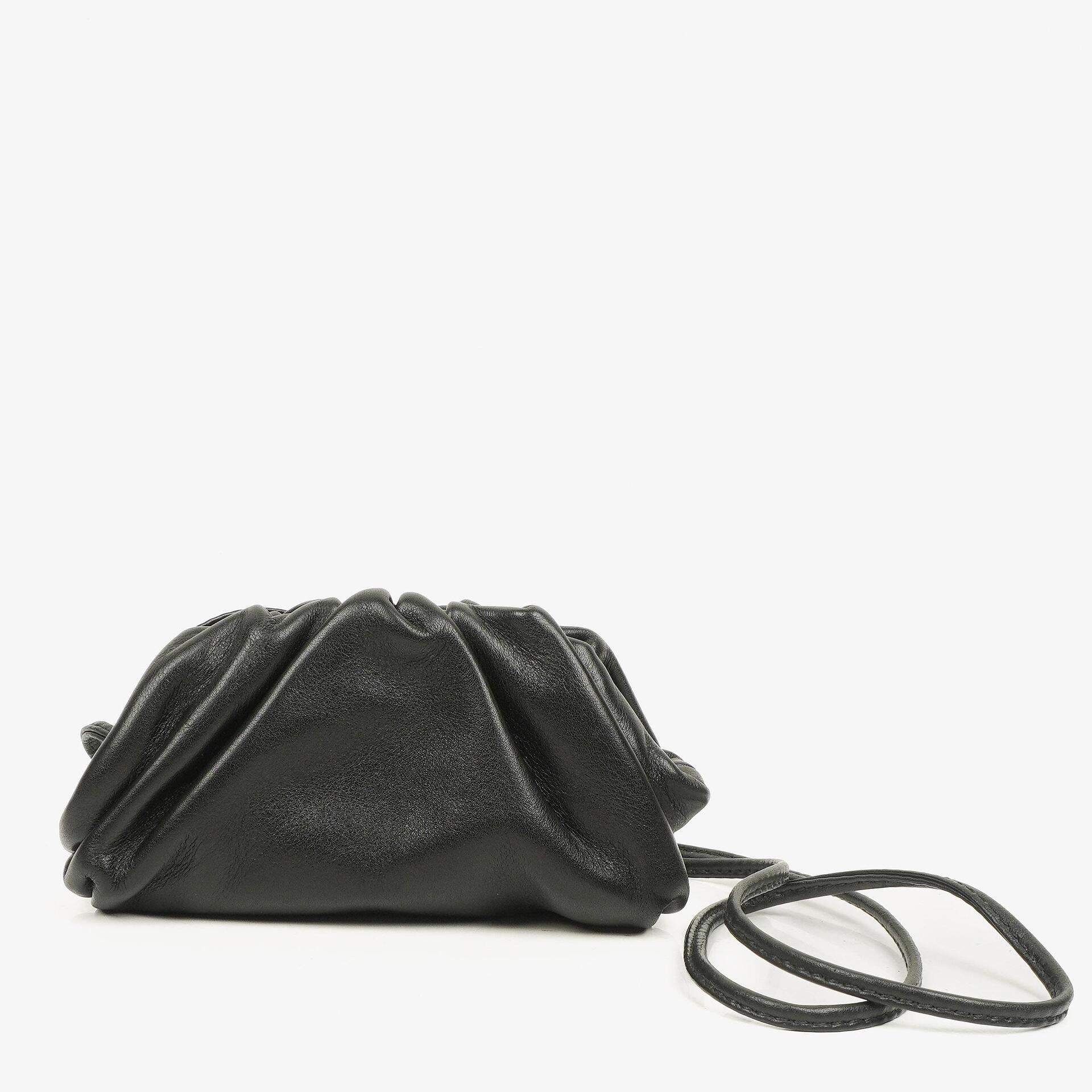 Bottega Veneta Nano Pouch mit Riemen aus schwarzem Kalbsleder