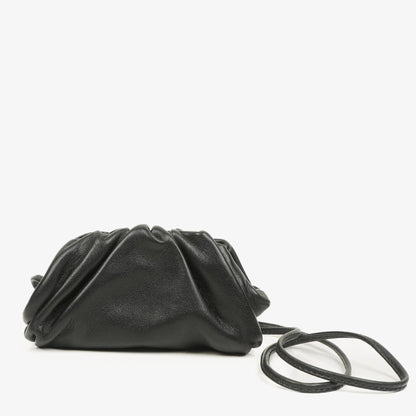 Bottega Veneta Nano Pouch mit Riemen aus schwarzem Kalbsleder