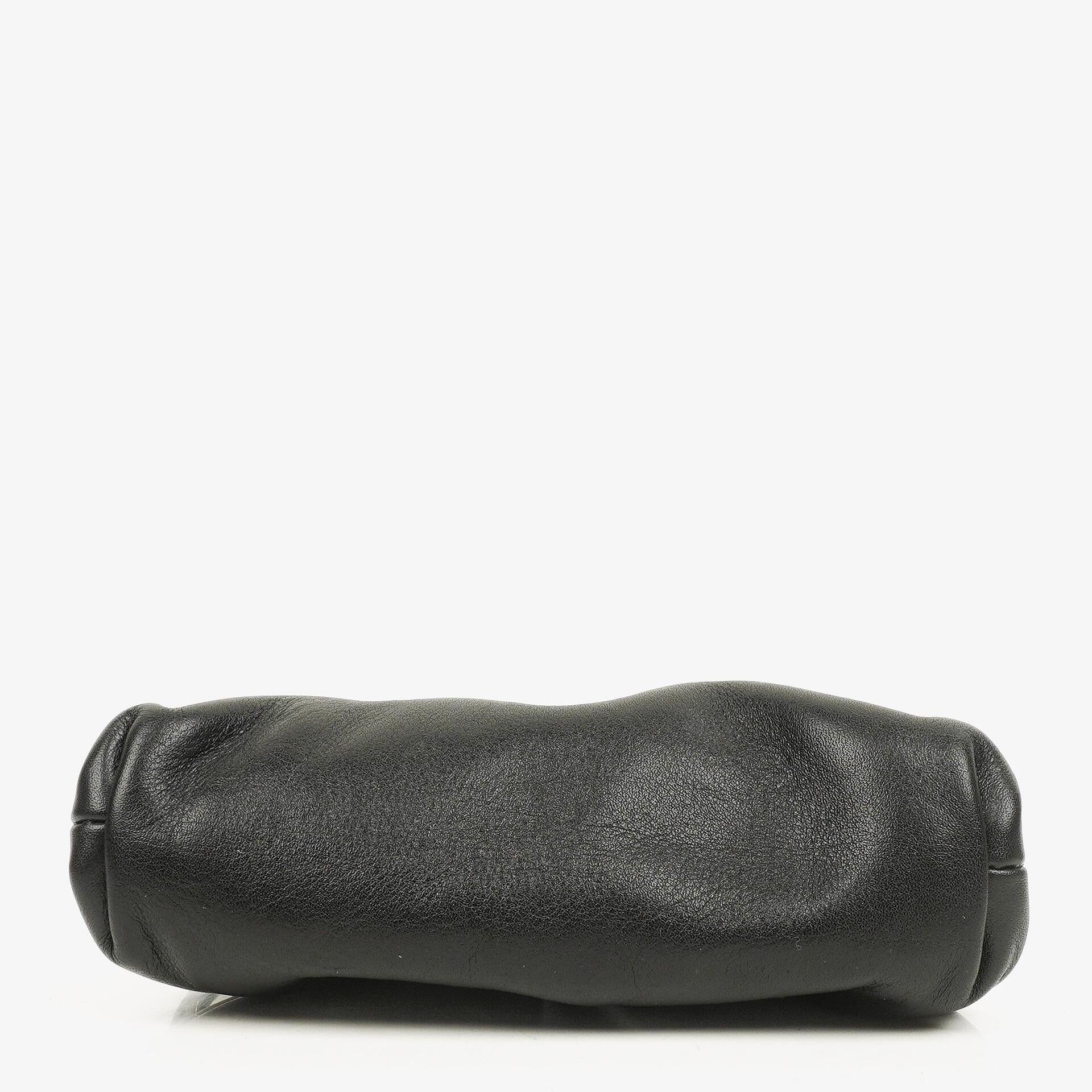 Bottega Veneta Nano Pouch mit Riemen aus schwarzem Kalbsleder