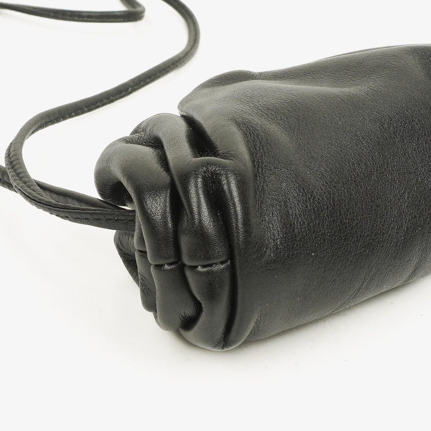 Bottega Veneta Nano Pouch mit Riemen aus schwarzem Kalbsleder