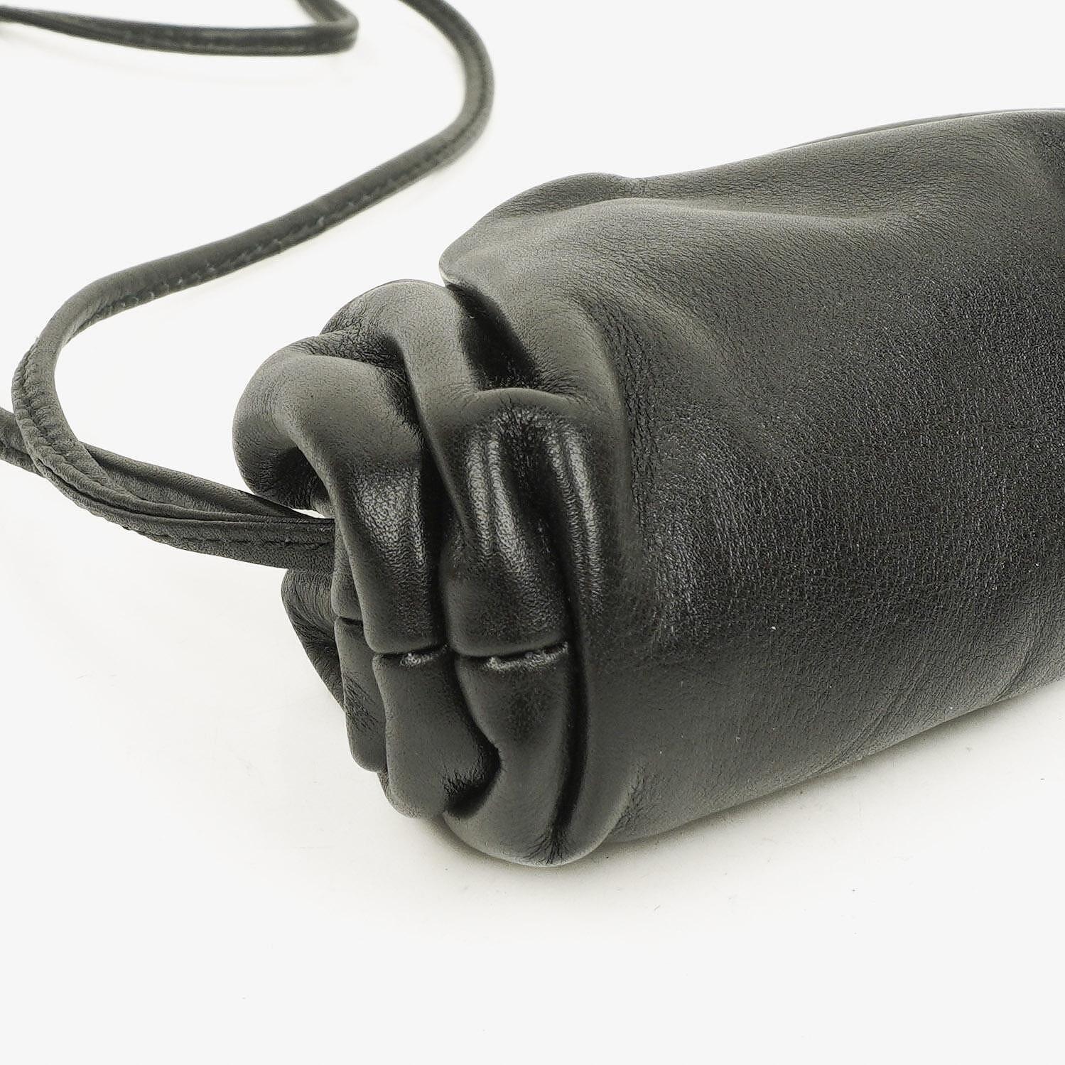 Bottega Veneta Nano Pouch mit Riemen aus schwarzem Kalbsleder